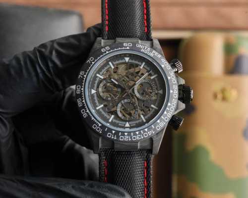 劳力士Rolex宇宙迪通拿系列之碳纤维定制版，腕表不仅佩戴轻便，外表坚硬。且每一只腕表都拥有独一无二的碳纤花纹。 表壳 腕表尺寸40X11.3吻合原装。整个壳套