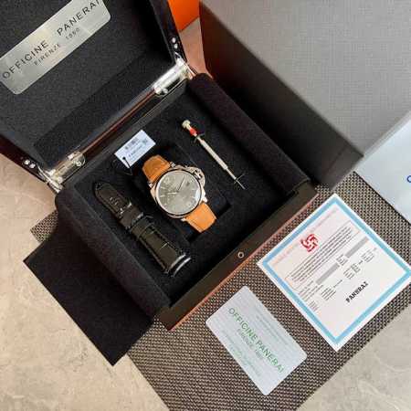 特 ，新品沛纳海 Pam904限量款！这款表盘42Mm不会太大再合适不过了，可以说是一款女款都可以佩戴的强悍风格的腕表。崭新超薄 儒雅绅士之选 面盘独特浅灰磨砂 - 点击图像关闭