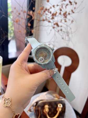 古驰 Gucci新款新款 Gucci Dive 系列腕表全新亮相 以潜水表为设计灵感 蜜蜂 星星 等元素点缀透明表盘 唤起本真记忆 在可持续工艺的加持下 这款腕 - 点击图像关闭