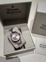 Viviennewestwood薇薇安西太后腕表 不锈钢石英女表 经典阳光射线纹饰 银色表盘带来细细质感 表盘饰罗马刻度浮雕土星标志立于12点位 外径28Mm