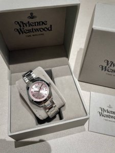 Viviennewestwood薇薇安西太后腕表 不锈钢石英女表 经典阳光射线纹饰 银色表盘带来细细质感 表盘饰罗马刻度浮雕土星标志立于12点位 外径28Mm