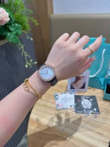 抢先礼盒预购~ 金白同价850一套 香奈儿手表+小熊礼盒+925纯银手链 项链任选其一，款式随喜搭配 Chanel 香奈儿 奢华品质 采用意大利小牛皮，超级柔软