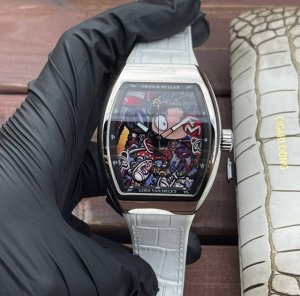 法兰克 穆勒 Franck Muller V45 Sc Dt系列54*42*15Mm 全自动机械机芯 蓝光镀膜玻璃 牛皮表带底部橡胶 折叠扣 糅合运动设计风格