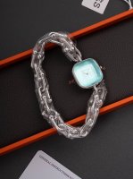 蒂芙妮新款腕表 宛如钻石切割面般的玻璃水晶，加上标志性的表链，贵气中又显秀气～采用了三种不同的表盘 Tiffany蓝色与白色太阳纹表盘、黑色表盘。把头切割面钻石