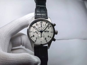 Iwc万国飞行员计时系列1:腕表以精钢打造宽大的表壳，圆形表盘上显示时间、日期、星期以及计时功能，覆盖蓝宝石玻璃表镜。表壳内打在一枚性能卓越的自动机械机芯。腕表