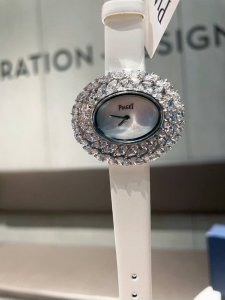 白 彩石跟玫瑰金 伯爵-Piaget 全新高级珠宝系列，18K白金.玫瑰金，镶饰两圈马眼型切割美钻一圈22颗 约3.84克拉 －共44颗高级珠宝制作的一大挑战；