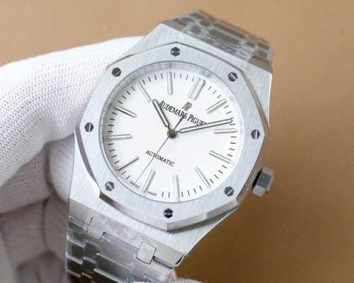 2022年度audemars Piguet-爱彼皇家橡树50周年专场推出的全新表盘设计磨砂工艺与表壳表带浑然一体刻度凌厉设计与剑针相互呼应 1壳套内非置胶圈机芯