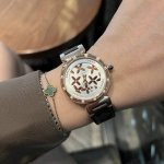 Lv Lv 路易威登，送女友首选又有货了，推荐哒，玻璃：蓝宝防刮镜面机芯：瑞士进口石英机芯尺寸：33Mm 厚度：12Mm功能：夜光，时尚配戴市场最高版本，一闪一