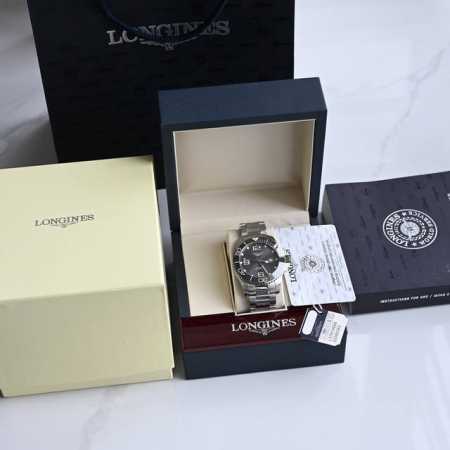 浪琴-Longines，康卡斯潜水系列男士腕表，浪琴中的水鬼，防水达300米，表径43Mm，自动机械2824机芯型号s T 1900，后盖原装壳套、简约时尚，商 - 点击图像关闭