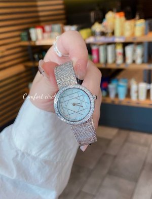 迪奥La D My Dior Cd04111X1248 Cd04115X1251系列腕表。优美的弧线设计，搭配两枚利落指针、便以其极简之风，成为迪奥的标志性作品