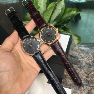 渠道货！古驰Gucci品牌目前唯一款小蜜蜂机械表 自动原装Swiss Eta-2824机芯，透底可以清晰的看到机芯运作，防反射蓝宝石玻璃，底盖独立编号，中性配戴