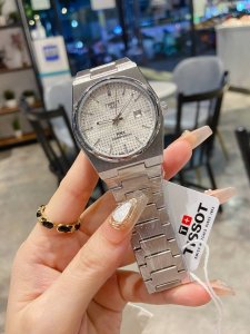 天梭Prx超级玩家最新款龚俊同款男表， 摩登前卫，唤醒经典系列的不巧生命力。以当代设计栓释经典，垂直拉丝和抛光处理相结合的工艺令全新Prx系列腕表质感更显柔和流
