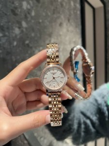 白壳 玫 陶瓷 . 浪琴-Longines 新款女表 原装进口石英机芯 316L精钢表壳 直径29Mm 厚8Mm如果今天的阳光停止了它耀眼的光芒。那么你的一个微