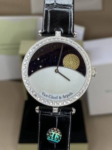 新品 市场独家定制版 Eef & “Tf出品” 字面蓝沙宝石代替宇宙星空 太阳镶嵌钻电镀真金 月亮镶嵌钻电镀白金。 表盘尺寸38Mm. 字面开面也一致。 Tf字