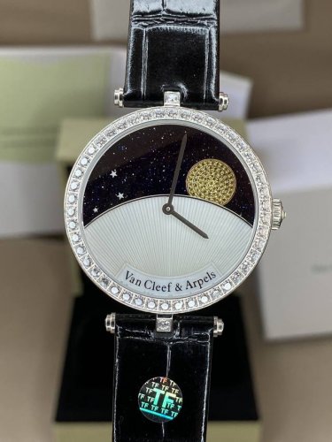 新品 市场独家定制版 Eef & “Tf出品” 字面蓝沙宝石代替宇宙星空 太阳镶嵌钻电镀真金 月亮镶嵌钻电镀白金。 表盘尺寸38Mm. 字面开面也一致。 Tf字