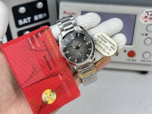 年度秋冬新品，欧米茄-海马全新“铁霸”腕表小秒针款，米色渐变表盘上数字和刻度时标覆有复古色调的Super-Luminova夜光涂层，搭配金棕色Novonappa