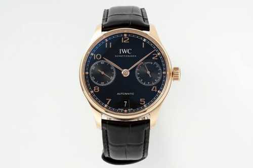 Zf 葡萄牙系列7天动能机械腕表 型号Iw500713。葡萄牙系列诞生于20世纪30年代，设计堪称典范，不仅尺寸醒目，更饰有简约的阿拉伯数字时标，纤细的柳叶形指