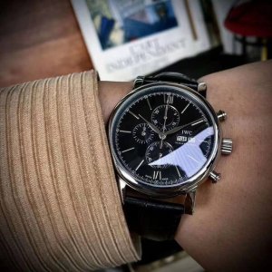 品牌:万国 经典回归，浩瀚大气 奢华大气类型:精品男士腕表 新品 表带:真牛皮表带 舒适 机芯:高级石英机芯 稳定 材料:矿物质防刮镜面 高清，耐磨 大气爆款