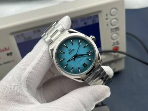 vs欧米茄新海马150系列41Mm渐变“绿松石”色表盘腕表，中央明亮，边缘较暗，逐渐渐变过渡至深邃的黑色，仿若踏入海洋的无尽幽邃之处。一眼沦陷的璀璨魅力让春日充