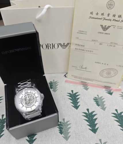 Ar60007 阿玛尼机械钢带的手表： 全新未拆封， 没有使用过， 之前出去玩的时候买的， 买回 来就一直放柜子里放着了，平时也没有特别多带手表的习惯。 就一直