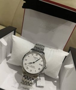 天梭力洛克系列男表，外观经典优雅。银色表盘搭配罗马刻度，尽显复古韵味，精钢表带质感十足，彰显男士品质格调。自动机械机芯，感受机械律动魅力，每一次跳动都是时间的心