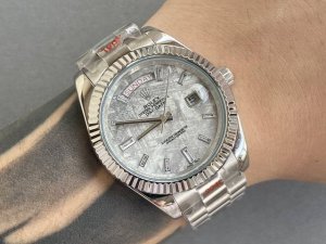 金+20品牌：Rolex劳力士热卖经典系列：日志型陨石面耗式双历系列机芯：顶级进口全自动机械机芯双历显示 壳套: 采用316精钢壳套镜面: 矿物质水晶防磨防刮镜