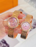 迪奥La D My Dior Cd04111X1248 Cd04115X1251系列腕表。优美的弧线设计，搭配两枚利落指针、便以其极简之风，成为迪奥的标志性作品