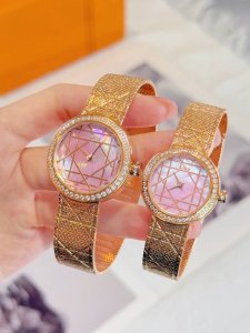 迪奥La D My Dior Cd04111X1248 Cd04115X1251系列腕表。优美的弧线设计，搭配两枚利落指针、便以其极简之风，成为迪奥的标志性作品