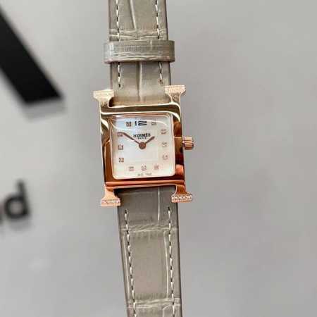 白钻 金钻 Heure H腕表 羽毛 镶钻 中号26X26 小号21X21 镶嵌24颗钻石 防眩蓝宝石水晶镜面 白色天然珍珠母贝表盘 瑞士石英机芯 可自由搭配手 - 点击图像关闭