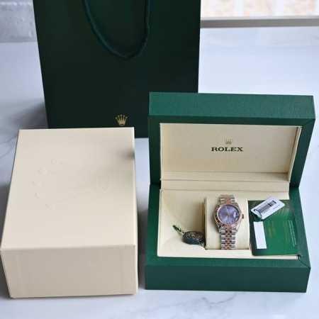最新版本！劳力士rolex女款31尺寸日志型腕表！最新＂紫气东来＂定制款！搭载原装金瑞士sw220机芯，一芯难求！长期属于缺货状态！功能同步原装，日历瞬跳。表盘 - 点击图像关闭