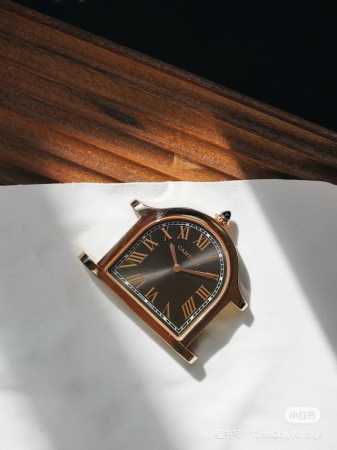 玫金 卡地亚座钟系列。卡地亚cloche 腕表的历史可以追溯至1920年，是 Cartier 产量最少的系列作品之一。腕表得名于奇特的表壳形状 水平放置时看起来 - 点击图像关闭