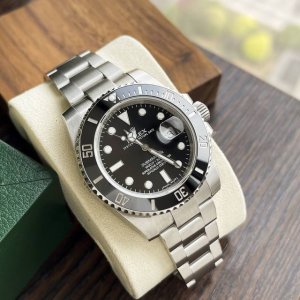 批230 劳力士潜航者型系列是经典腕表的典范，此款腕表黄金的高贵亮丽和不锈钢的坚固无匹合二为一，“金刚”组合使得腕表更加大气有魅力。所有的惊艳，都源自于勇敢的开