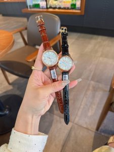白 金 钢带+20 钻圈+20 欧米茄-Omega 女士腕表 进口石英机芯 316L精钢表壳 直径34Mm厚8Mm该款腕表备受女性喜爱，四季衣服搭配，尽显优雅在