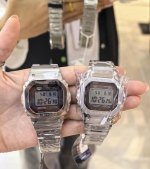 卡西欧小银块承包所有时髦场景 谁懂啊家人们！冬天的穿搭就缺一块 颜值+实力双在线 的腕表点睛 卡西欧Gmw-B5000直接把复古与潮酷焊在手腕上，从通勤到炸街都