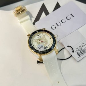 白壳 金壳 升级版 原单品质 值得信赖 古驰 Gucci新款中性潜水表 时尚不失大气 男女皆宜 40 Mm表径 以品牌标志性 猫 图案和夜光显示为表盘 应用不锈