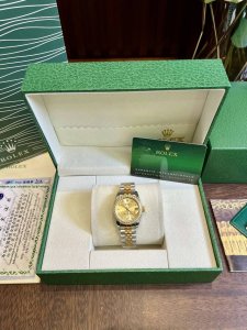 B H 配图片包装35 劳力士日志到货类型：三针日志系列表带：顶级进口316精钢保险扣表带机芯：进口石英机芯镜面：顶级进口防伪标水晶镜面尺寸：直径 30Mm 店