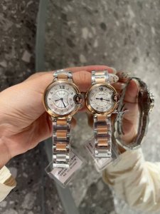 白钢 电镀+20 钻圈+40 卡地亚 尺寸：28Mm 33Mm 匠心之作卡地亚蓝气球，精致石英腕表，传统双针设计 星空运转 时间流淌 特殊工艺镶钻，个性 完美