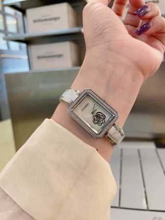 Chanel 香奈儿 Premiere镂空浮动式陀飞轮珠宝腕表 浮动式陀飞轮以山茶花为造型灵感 无比精致的镂空工艺映衬着时间的韵律 腕表的中心悄然无声地转动 低 - 点击图像关闭