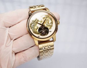 白钢： . 金20. 重磅推出vacheron Constantin Traditionnelle传袭系列限量版陀飞轮腕表6040T 000R在这枚升龙祥凤的形