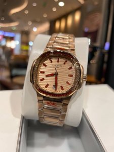 750 鹦鹉螺7118橙宝 人间小富婆得选择 — 时尚优雅女士鹦鹉螺7118系列。 这绝对是百达斐丽的毕业款啦 小红书刷不完的种草 简约素净 佩戴起来非常素雅