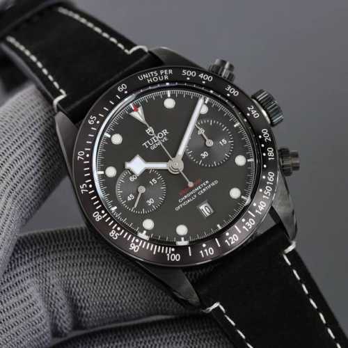 1950Twfactory，帝陀最新款碧湾计时型（Black Bay Chrono）精钢款腕表，采用磨砂及磨光316L精钢打造，直径41Mm，圆拱形表盘充满复古