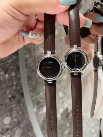 古驰小黑金表 原单品质、值得信赖 爆款古驰gucci、巴塞尔钟表展新宠，全新设计！字面：天然贝母面，机芯：瑞士石英，表带：进口牛皮 316精钢 ，尺寸：小号27 - 点击图像关闭