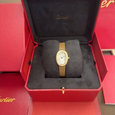 cartier 卡地亚 Baignoire浴缸系列腕表，女神值得推荐的一款腕表！ 1典雅欧风浴缸形状，完美演绎卡地亚的经典美学，涌现腕表设计的焕新力量！ 2经典