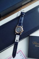 36Mm最新之作巨献萧邦快乐钻系列 Happydiamonds 作为萧邦最热门最畅销的系列一直以细腻的手法诠释萧邦标志性灵动钻石的概念。此系列作品柔美而时尚，让