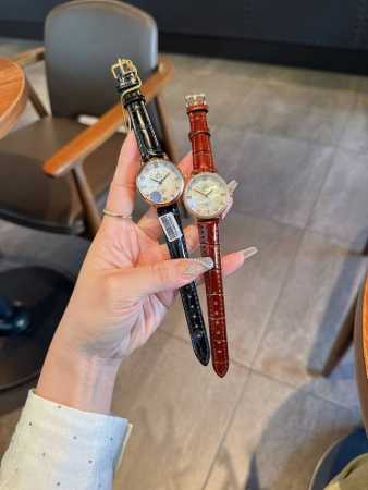白 金 钢带+20 钻圈+20 欧米茄-Omega 女士腕表 进口石英机芯 316L精钢表壳 直径34Mm厚8Mm该款腕表备受女性喜爱，四季衣服搭配，尽显优雅在 - 点击图像关闭