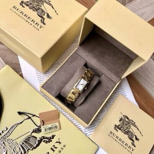 英国百年传承经典奢侈品牌，Burberry 巴宝莉石英女表，Bu4211，巴宝莉永恒经典的格纹表带，既典雅又不失美感，腕间这一抹英伦格调永远是你的气质徽章原装瑞