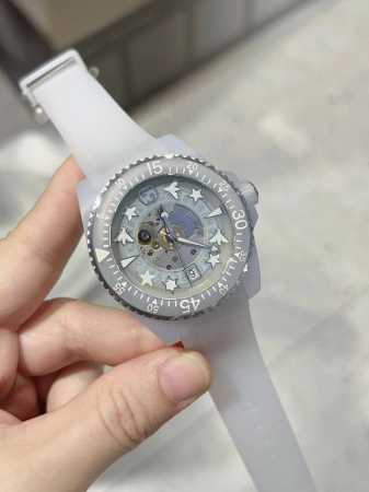 古驰 Gucci新款新款，Gucci Dive 系列腕表全新亮相，以潜水表为设计灵感，蜜蜂、星星 等元素点缀透明表盘，唤起本真记忆。 在可持续工艺的加持下，这款 - 点击图像关闭