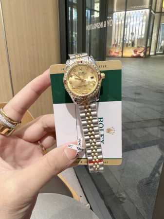 新款推荐钻圈 劳力士 28Mm精致小表螺旋后盖 女款罗马面 爆款推荐 设计显出独特高贵优雅女神气质！316精钢搭配蝴蝶扣，不显浮华的风格广受女神喜爱，逐渐深刻人 - 点击图像关闭