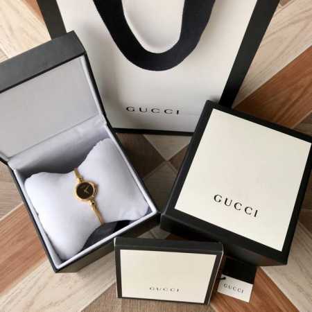 特 Vintage古驰gucci限量版手镯表，20毫米表径，瑞士石英机芯，三十米生活防水，进口蓝宝石玻璃镜面，底盖精致做旧雕花，配全套最新款专柜包装出货。 - 点击图像关闭