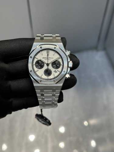 爱彼26331Or皇家橡树多功能计时机械腕表41Mm！ 特点：表壳结构跟足原装，装配方式原装一致，使厚度比以往的更薄！ 旋入式表冠，按入式的计时按钮跟原装一致，